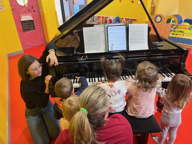 C’est parti pour de nouvelles expériences sensorielles autour d’un piano à queue!