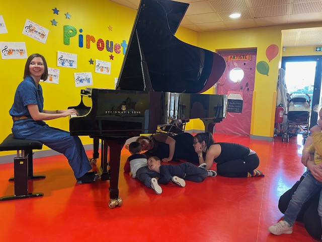 Dernier voyage du piano à la crèche Grenadine de SARRIANS